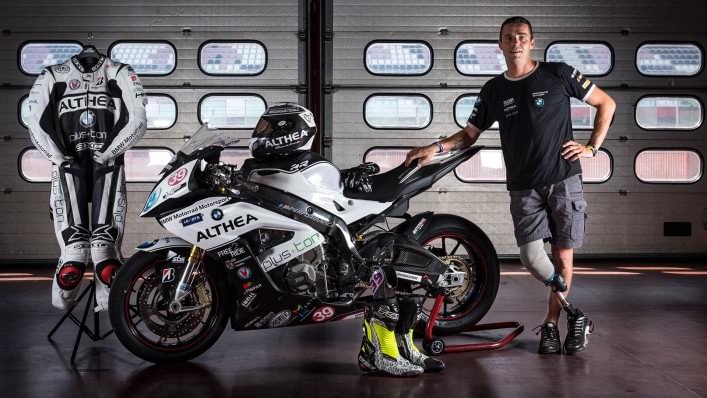 Emiliano Malagoli nel suo garage