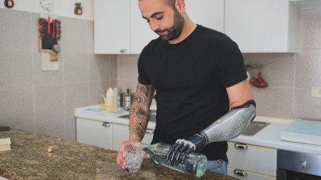 Maurizio si versa un bicchiere d'acqua con la sua mano bebionic e MyoPlus