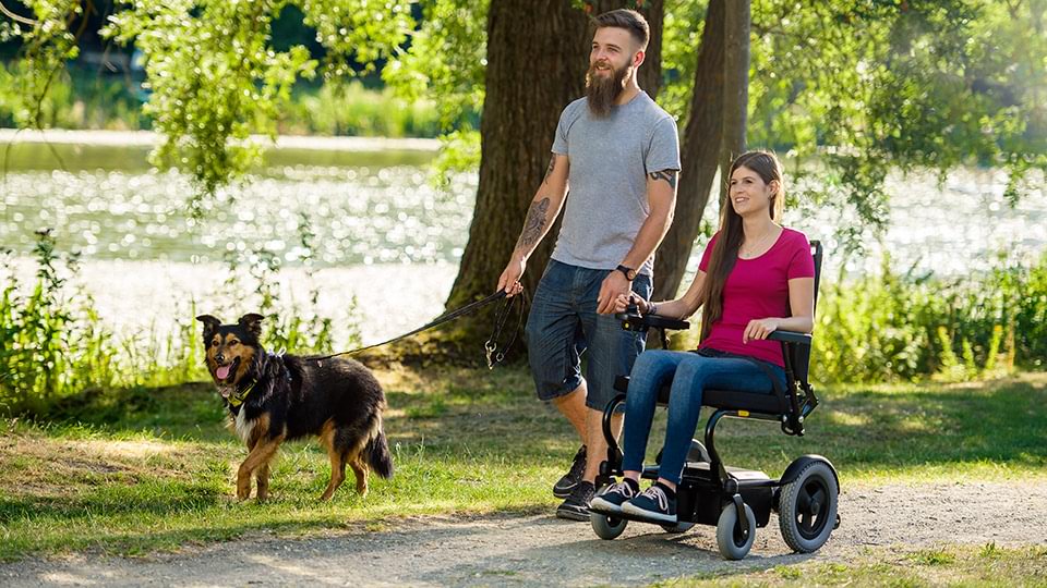 Lisa e il suo compagno fanno una passeggiata in mezzo alla natura con la carrozzina Wingus