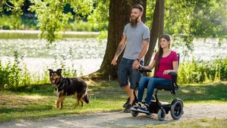 Lisa e il suo compagno fanno una passeggiata in mezzo alla natura con la carrozzina Wingus