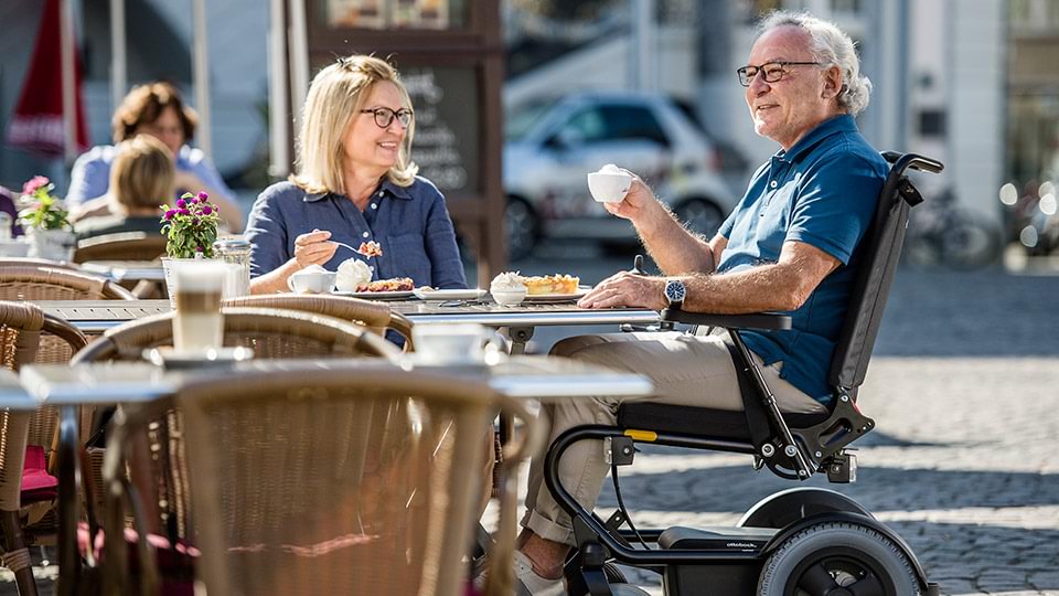 Harald a colazione con la moglie con la sua carrozzina Wingus