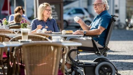 Harald a colazione con la moglie con la sua carrozzina Wingus
