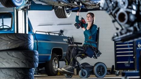 Lisa al lavoro con la sua carrozzina elettronica Wingus